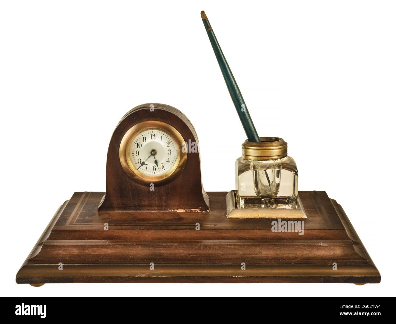 Meuble d'encre antique avec stylo, pot d'encre en verre et petite horloge isolée sur fond blanc Banque D'Images