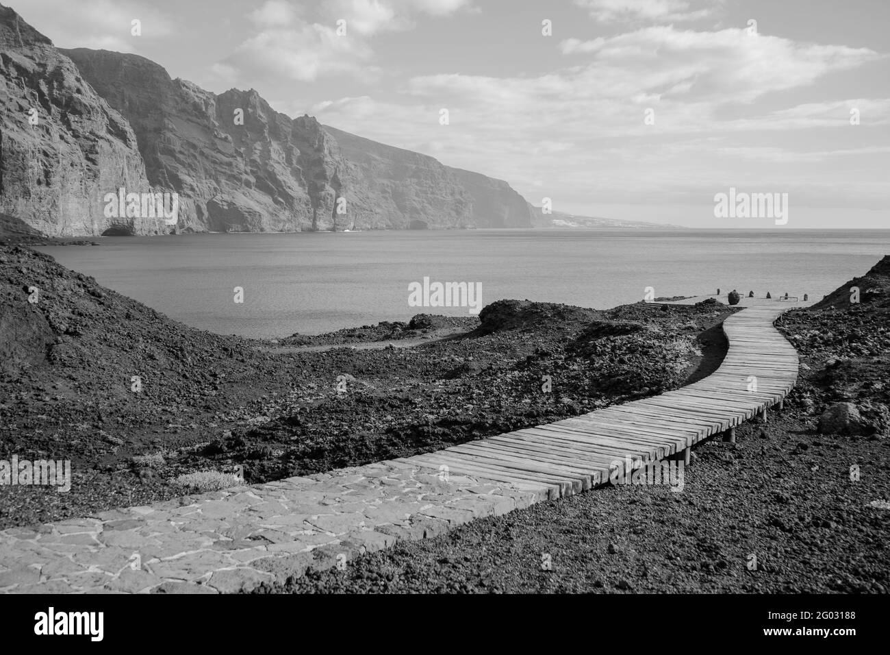Prise de vue en niveaux de gris d'un quai menant à la plage de Ténérife Banque D'Images
