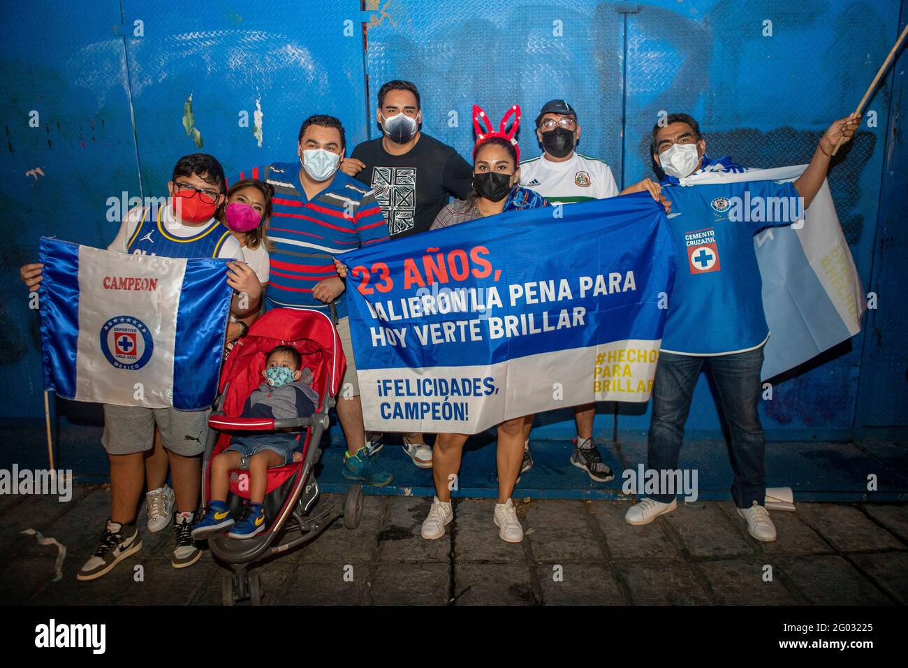 Mexico, Mexique. 30 mai 2021. Les fans de Cruz Azul assistent à l'Ange de l'indépendance, pour célébrer le neuvième titre après avoir remporté Santos Laguna, dans la finale du Tournoi de Guardians Clausura 2021 de la BBVA MX League, la Cruz Azul a été couronné champion de la Ligue mexicaine de football après 23 ans. Le 30 mai 2021 à Mexico, Mexique. (Photo d'Eyepix/Sipa USA) crédit: SIPA USA/Alay Live News Banque D'Images