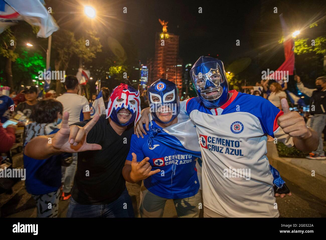 Mexico, Mexique. 30 mai 2021. Les fans de Cruz Azul assistent à l'Ange de l'indépendance, pour célébrer le neuvième titre après avoir remporté Santos Laguna, dans la finale du Tournoi de Guardians Clausura 2021 de la BBVA MX League, la Cruz Azul a été couronné champion de la Ligue mexicaine de football après 23 ans. Le 30 mai 2021 à Mexico, Mexique. (Photo d'Eyepix/Sipa USA) crédit: SIPA USA/Alay Live News Banque D'Images