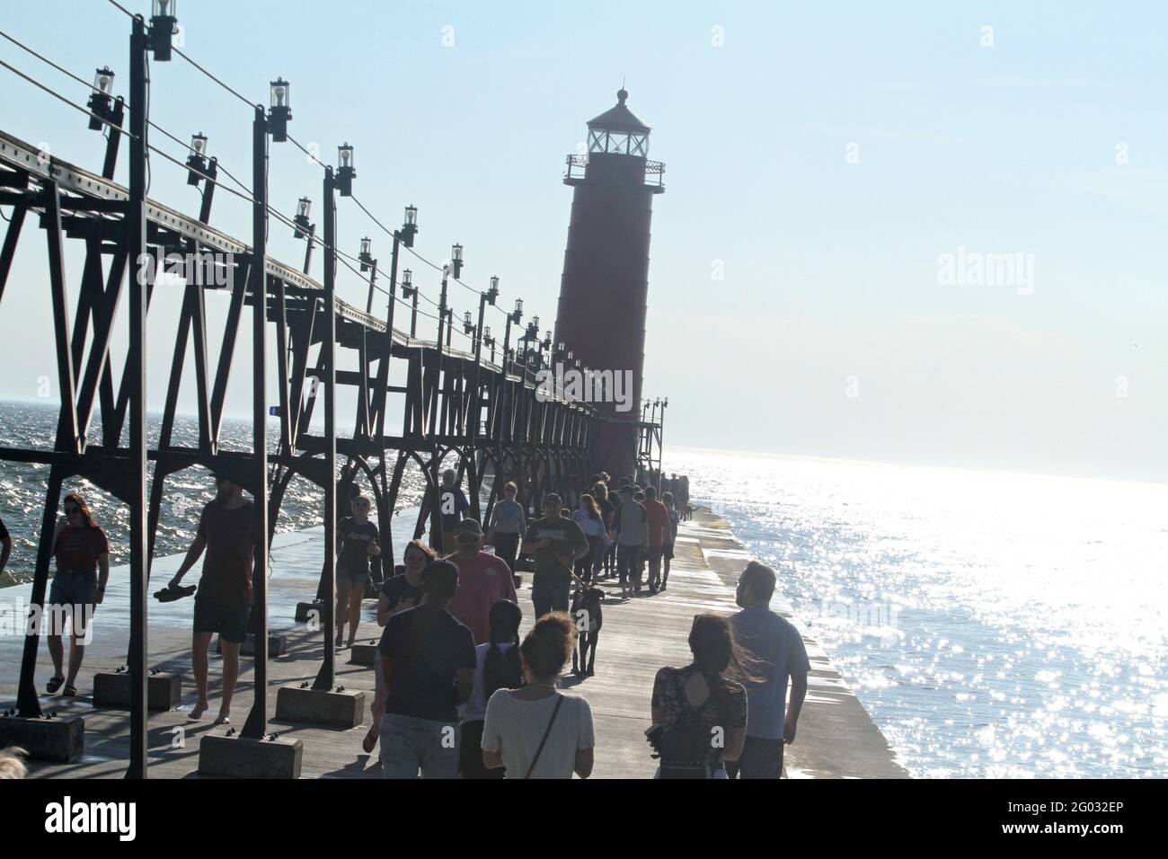 Parc national de Grand Haven, MICHIGAN, États-Unis. Personnes marchant à côté de la lumière intérieure de Pierhead sud. Banque D'Images