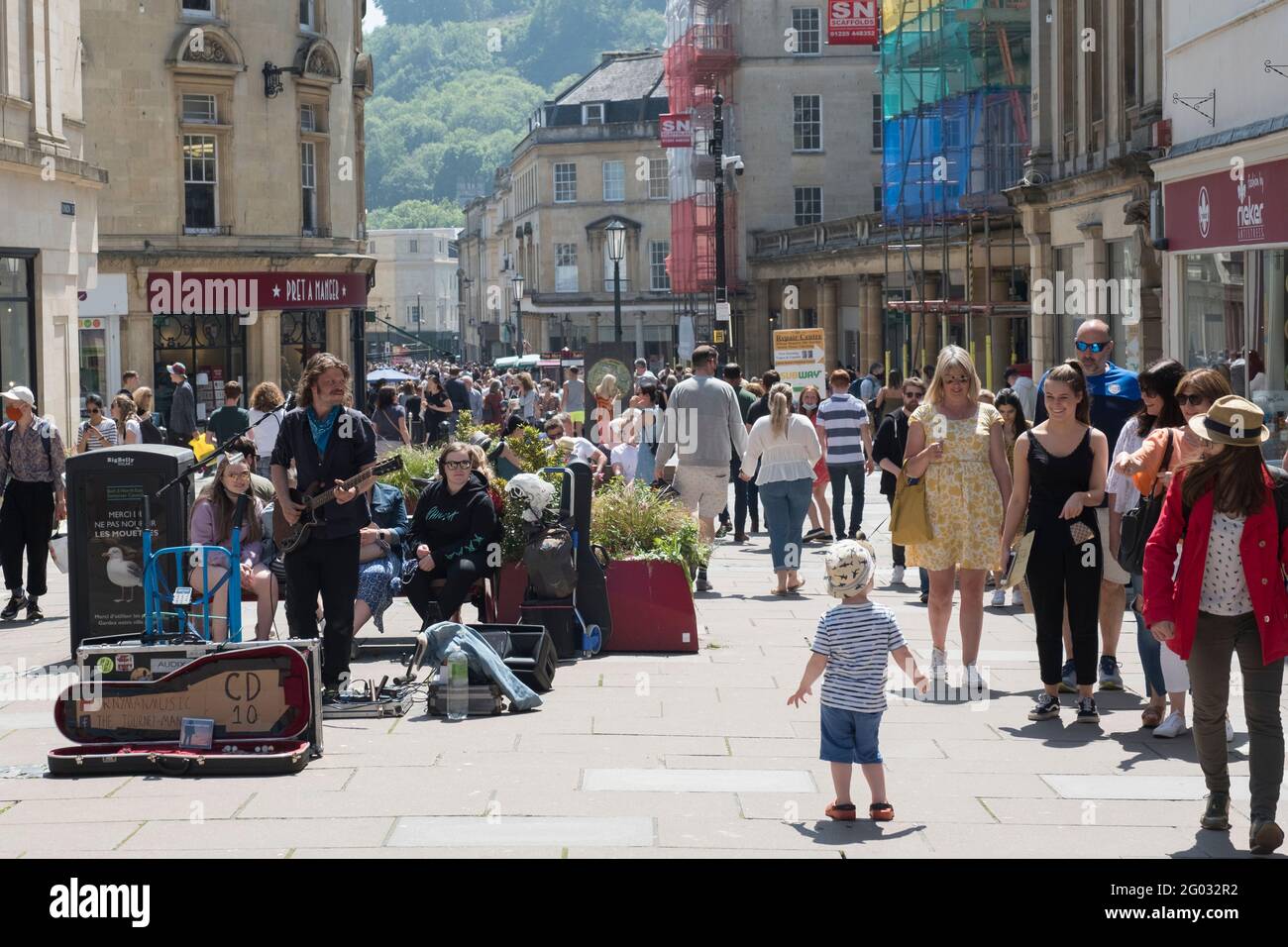 Bath, Somerset, Royaume-Uni. 31 mai 2021. Les gens apprécient le temps ensoleillé dans le centre-ville de Bath. Le jeune aime la musique. Crédit : JMF News/Alay Live News Banque D'Images