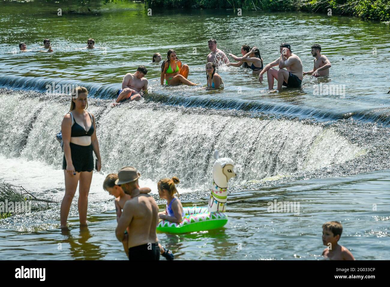 Les gens pagayez et nagent à Warleigh Weir, Bath, car le lundi de Noël pourrait être le jour le plus chaud de l'année jusqu'à présent - avec des températures qui devraient atteindre 25 °C dans certaines parties du Royaume-Uni. Date de la photo: Lundi 31 mai 2021. Banque D'Images