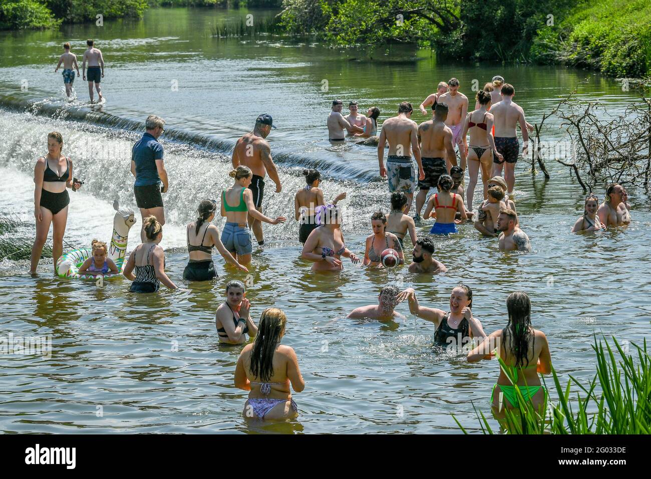 Les gens pagayez et nagent à Warleigh Weir, Bath, car le lundi de Noël pourrait être le jour le plus chaud de l'année jusqu'à présent - avec des températures qui devraient atteindre 25 °C dans certaines parties du Royaume-Uni. Date de la photo: Lundi 31 mai 2021. Banque D'Images