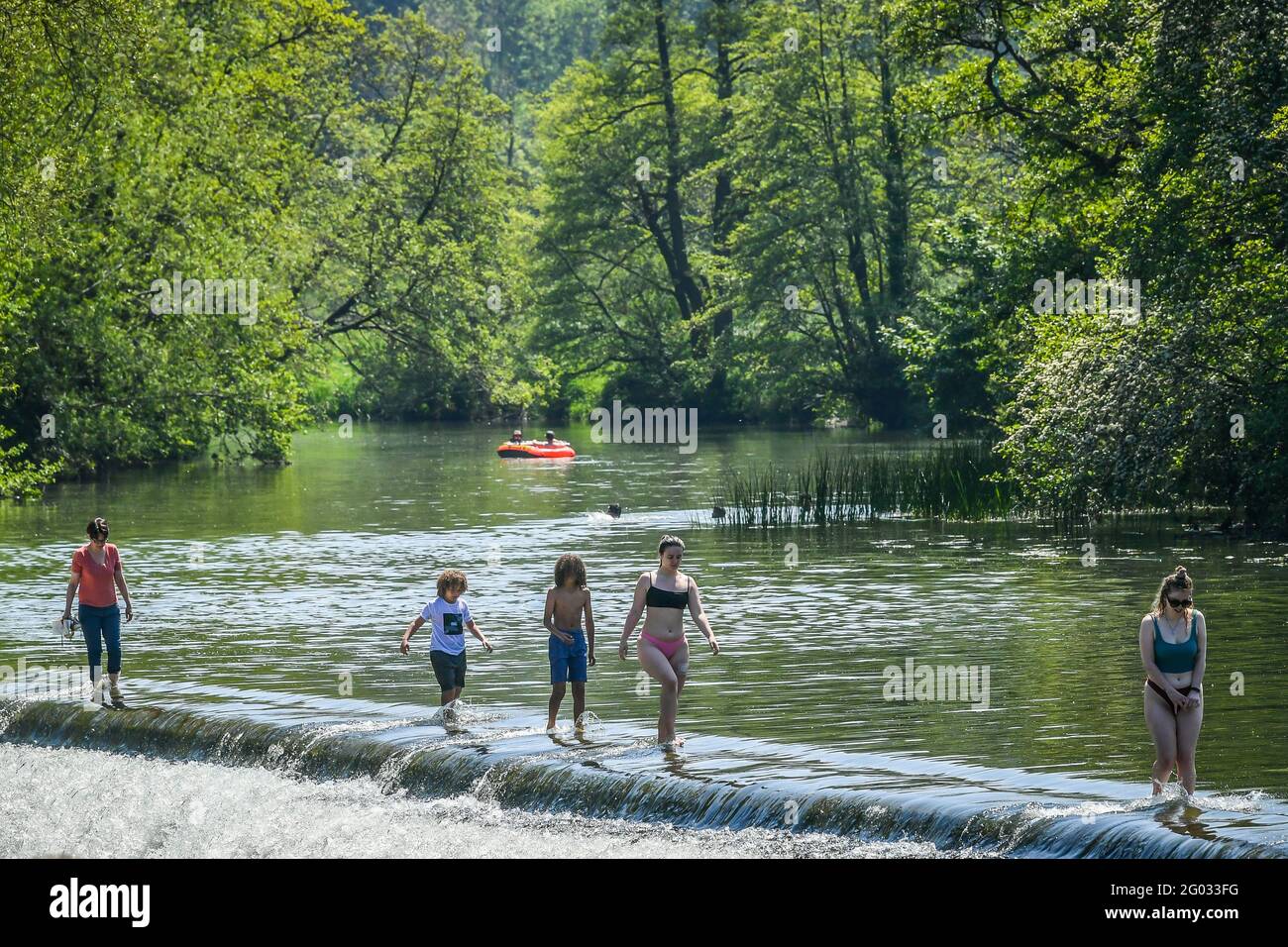 Les gens pagayez et nagent à Warleigh Weir, Bath, car le lundi de Noël pourrait être le jour le plus chaud de l'année jusqu'à présent - avec des températures qui devraient atteindre 25 °C dans certaines parties du Royaume-Uni. Date de la photo: Lundi 31 mai 2021. Banque D'Images