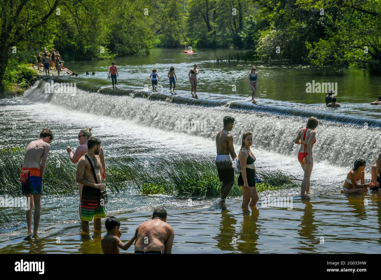 Les gens pagayez et nagent à Warleigh Weir, Bath, car le lundi de Noël pourrait être le jour le plus chaud de l'année jusqu'à présent - avec des températures qui devraient atteindre 25 °C dans certaines parties du Royaume-Uni. Date de la photo: Lundi 31 mai 2021. Banque D'Images