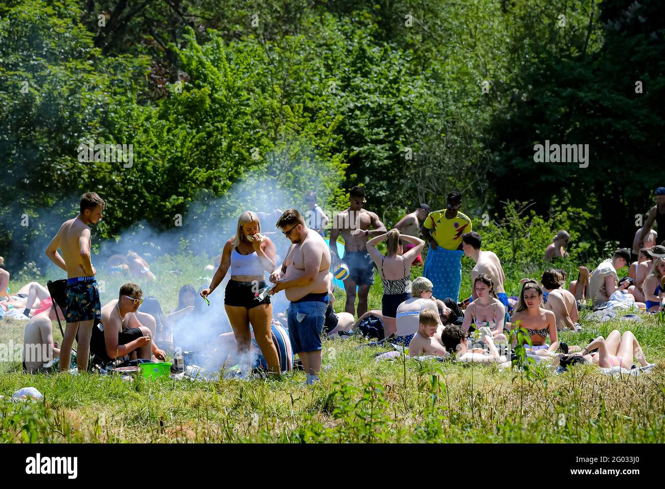 Les gens pique-niquent et bronzer dans les champs à côté de Warleigh Weir, Bath, car le lundi des fêtes de la banque pourrait être le jour le plus chaud de l'année jusqu'à présent - avec des températures qui devraient atteindre 25 °C dans certaines parties du Royaume-Uni. Date de la photo: Lundi 31 mai 2021. Banque D'Images