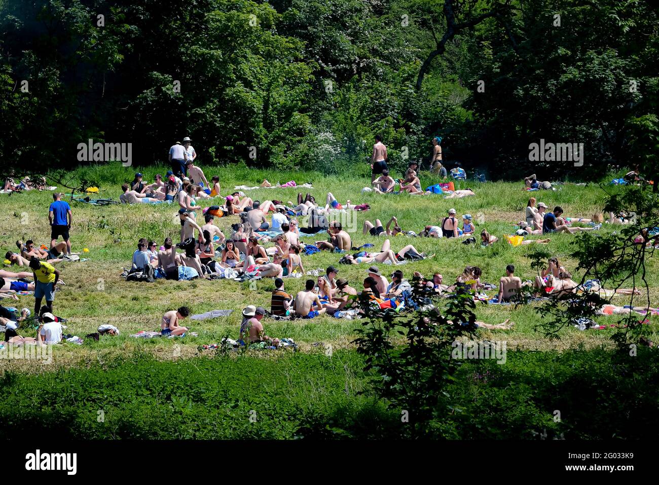 Les gens pique-niquent et bronzer dans les champs à côté de Warleigh Weir, Bath, car le lundi des fêtes de la banque pourrait être le jour le plus chaud de l'année jusqu'à présent - avec des températures qui devraient atteindre 25 °C dans certaines parties du Royaume-Uni. Date de la photo: Lundi 31 mai 2021. Banque D'Images