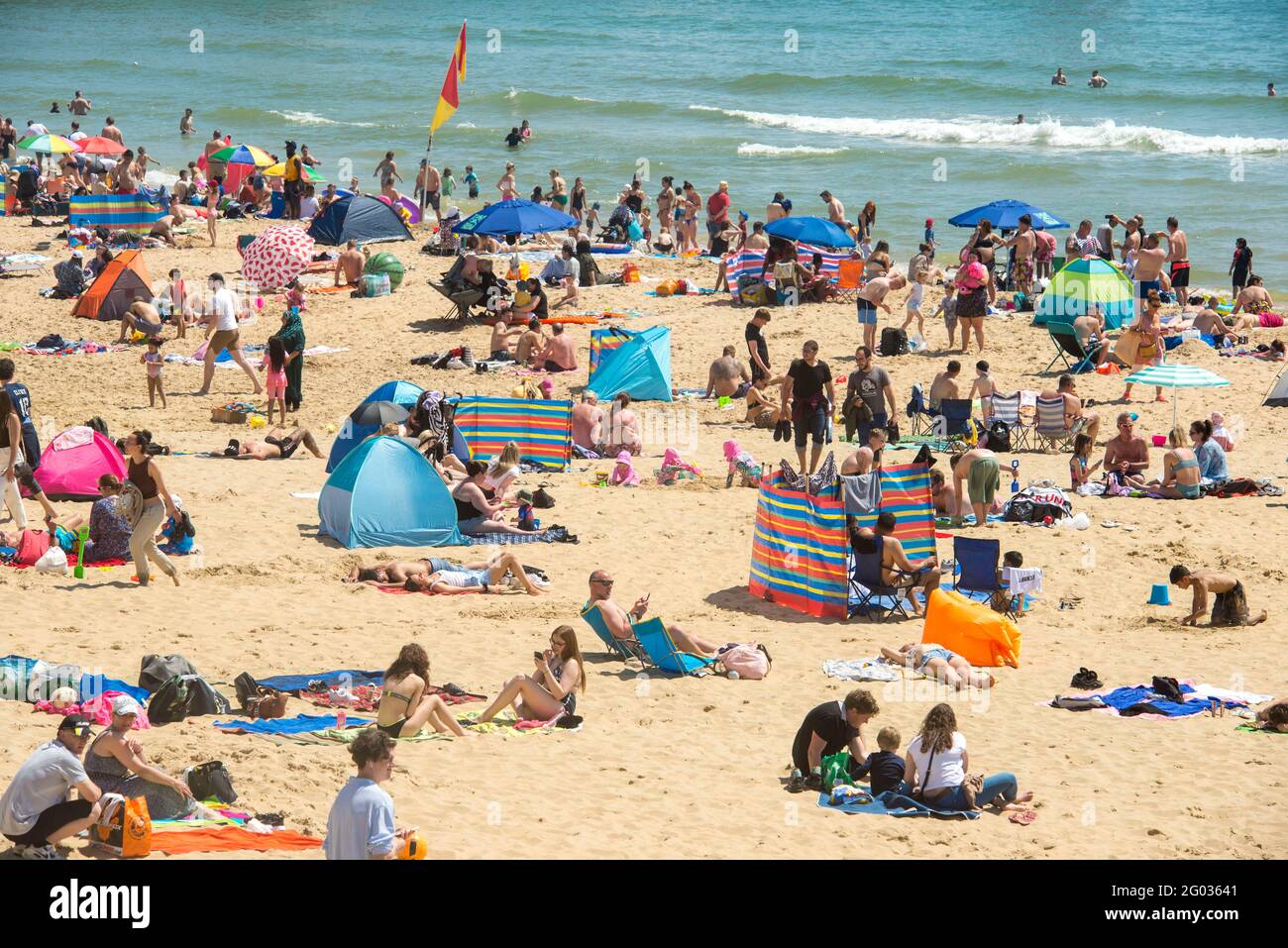 Bournemouth, Dorset, Royaume-Uni, 31 mai 2021. Le temps chaud attire les visiteurs à la plage le Spring Bank Holiday Monday, alors que les règles de verrouillage COVID-19 sont relaxantes au Royaume-Uni. Crédit John Beasley Banque D'Images