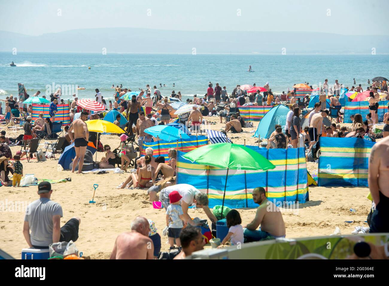 Bournemouth, Dorset, Royaume-Uni, 31 mai 2021. Le temps chaud attire les visiteurs à la plage le Spring Bank Holiday Monday, alors que les règles de verrouillage COVID-19 sont relaxantes au Royaume-Uni. Crédit John Beasley Banque D'Images