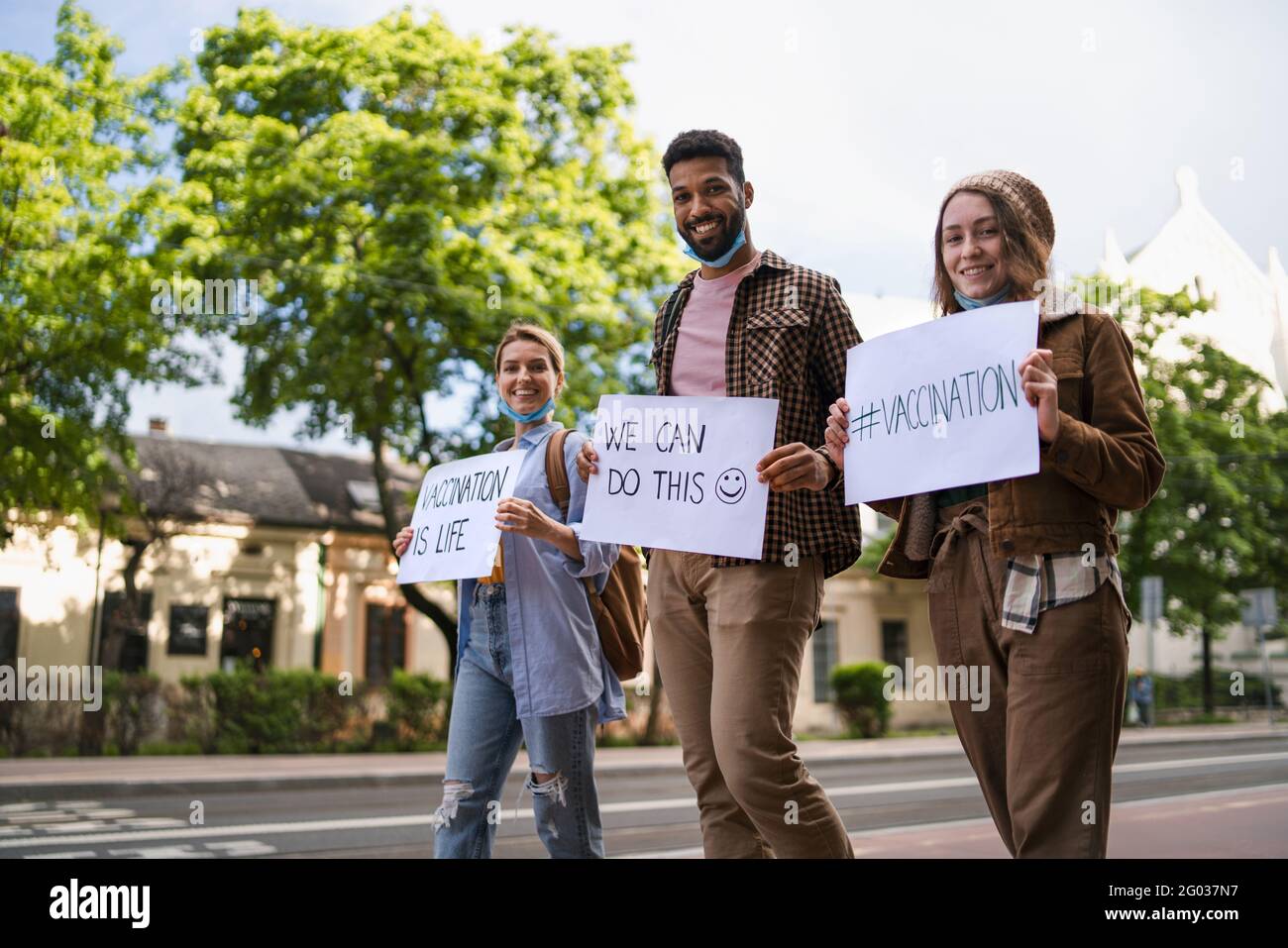 Des amis heureux dehors en ville, la vie après Covid-19, retour à la normale et concept de vaccination. Banque D'Images