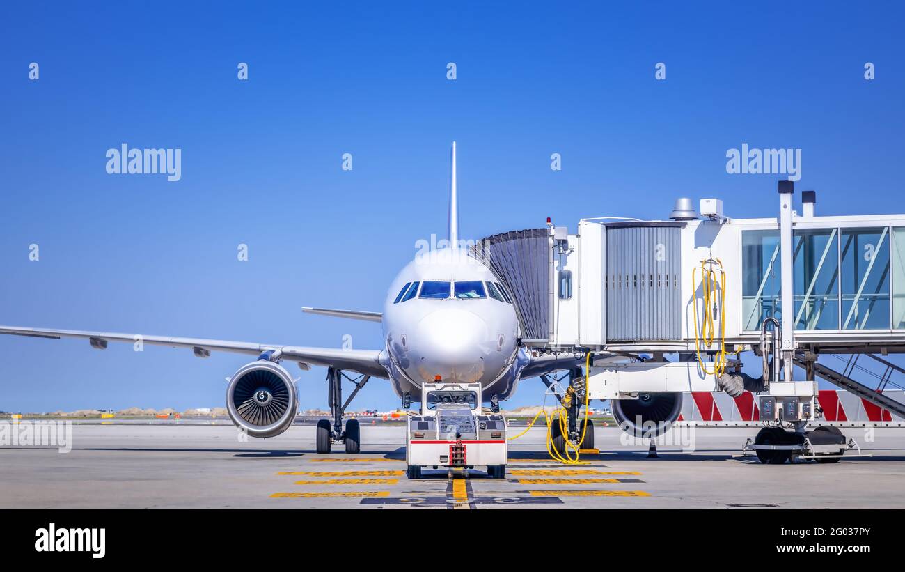 avion de ligne moderne prêt pour le transport au sol Banque D'Images