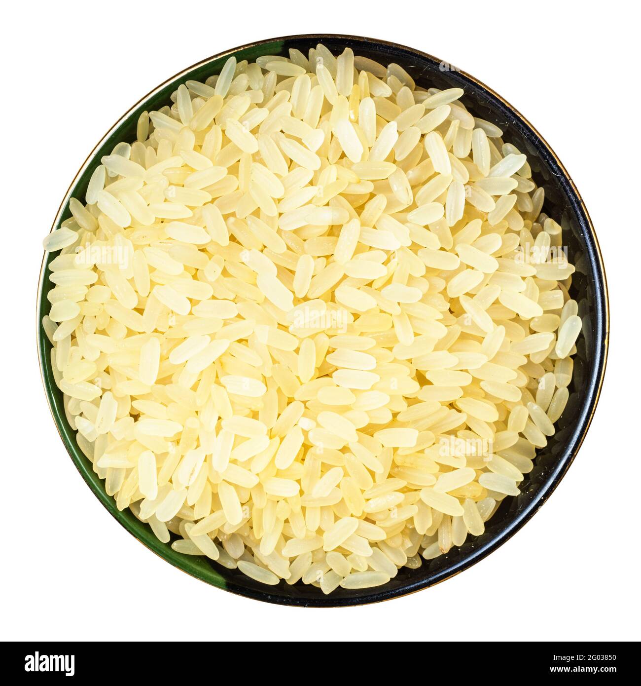 vue de dessus du riz cru étuvé dans un bol rond isolé sur fond blanc Banque D'Images