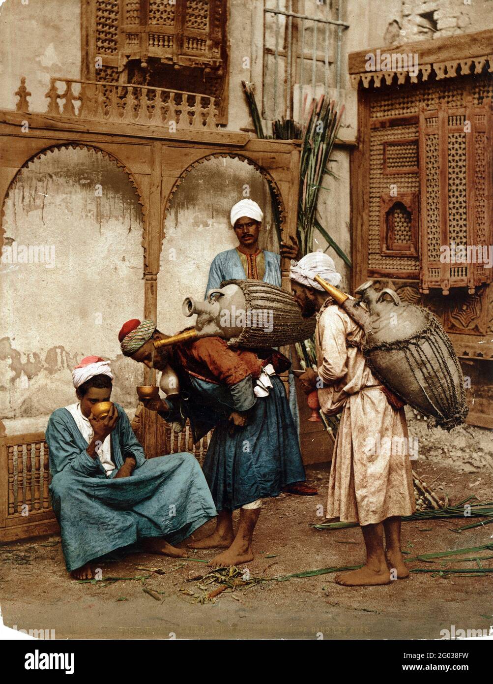 Photochrome de vendeurs d'eau dans les rues du Caire, Egypte, vers 1880. Photographie de Félix Bonfils (1831 - 1885). Banque D'Images