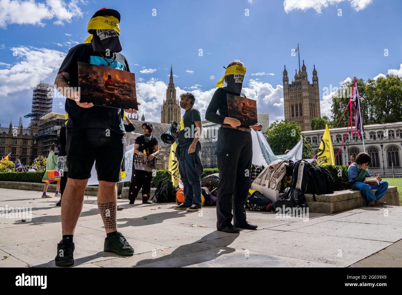 LONDRES, Royaume-Uni – Circa septembre 2020 : les manifestants de la rébellion de l'extinction tiennent des images des catastrophes naturelles causées par le changement climatique au cours d'une manifestation Banque D'Images