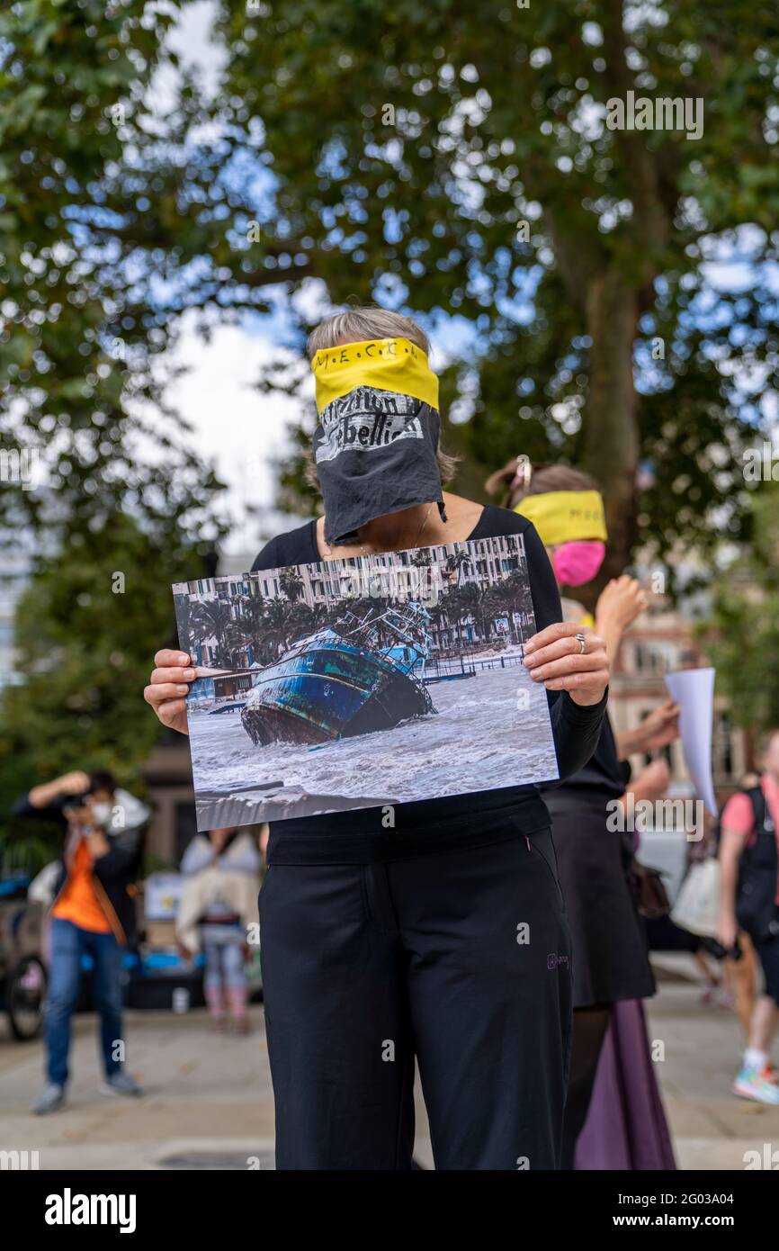 LONDRES, Royaume-Uni – Circa septembre 2020 : les manifestants de la rébellion de l'extinction tiennent des images des catastrophes naturelles causées par le changement climatique au cours d'une manifestation Banque D'Images