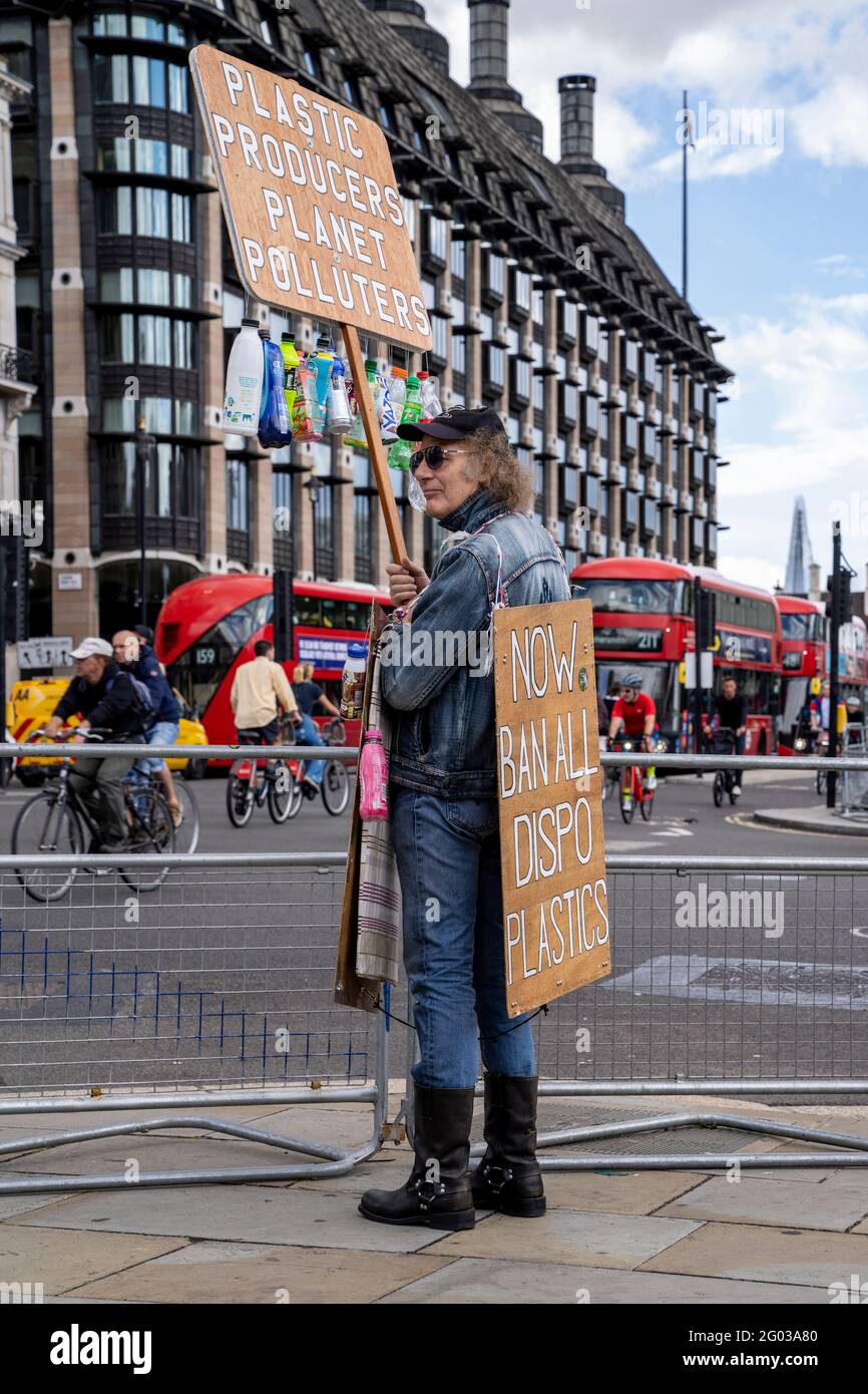 LONDRES, Royaume-Uni – UN homme porte un panneau disant que les producteurs de plastique polluent la planète lors d'une manifestation de la rébellion contre le changement climatique sur la place du Parlement. Banque D'Images