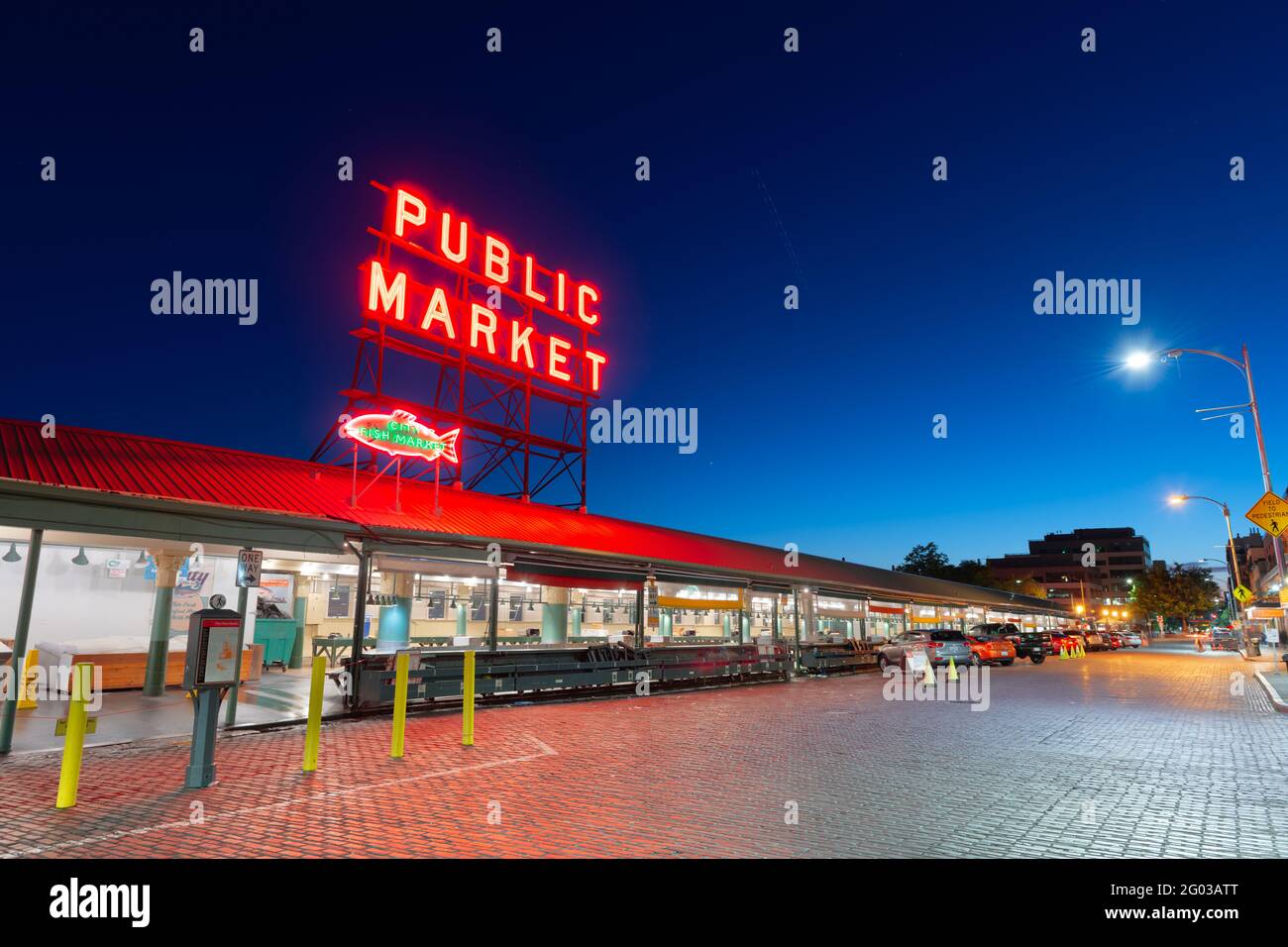 SEATTLE ; WASHINGTON - 2 juillet ; 2018 : marché de Pike place la nuit. La destination touristique populaire a ouvert ses portes en 1907. Banque D'Images