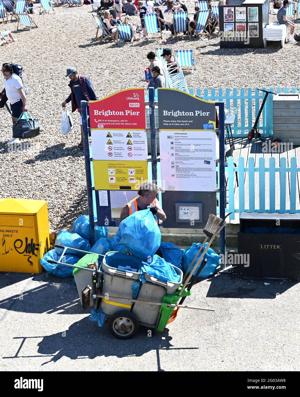 Brighton Royaume-Uni 31 mai 2021 - UN employé du conseil nettoie en foule sur la plage de Brighton Profitez du soleil de Bank Holiday avec des températures qui devraient atteindre le milieu des années vingt dans certaines parties du Sud-est : Credit Simon Dack / Alay Live News Banque D'Images Brighton Royaume-Uni 31 mai 2021 - UN employé du conseil nettoie en foule sur la plage de Brighton Profitez du soleil de Bank Holiday avec des températures qui devraient atteindre le milieu des années vingt dans certaines parties du Sud-est : Credit Simon Dack / Alay Live News Banque D'Images