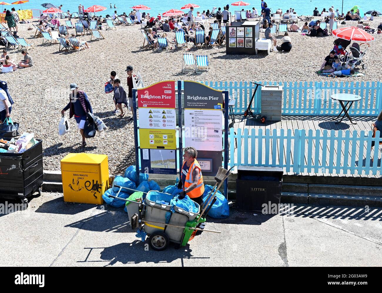 Brighton Royaume-Uni 31 mai 2021 - UN employé du conseil nettoie en foule sur la plage de Brighton Profitez du soleil de Bank Holiday avec des températures qui devraient atteindre le milieu des années vingt dans certaines parties du Sud-est : Credit Simon Dack / Alay Live News Banque D'Images Brighton Royaume-Uni 31 mai 2021 - UN employé du conseil nettoie en foule sur la plage de Brighton Profitez du soleil de Bank Holiday avec des températures qui devraient atteindre le milieu des années vingt dans certaines parties du Sud-est : Credit Simon Dack / Alay Live News Banque D'Images