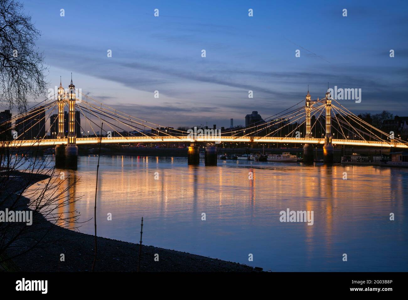 Royaume-Uni, Angleterre, Londres, Battersea, pont Albert de l'autre côté de la Tamise à Dusk Banque D'Images
