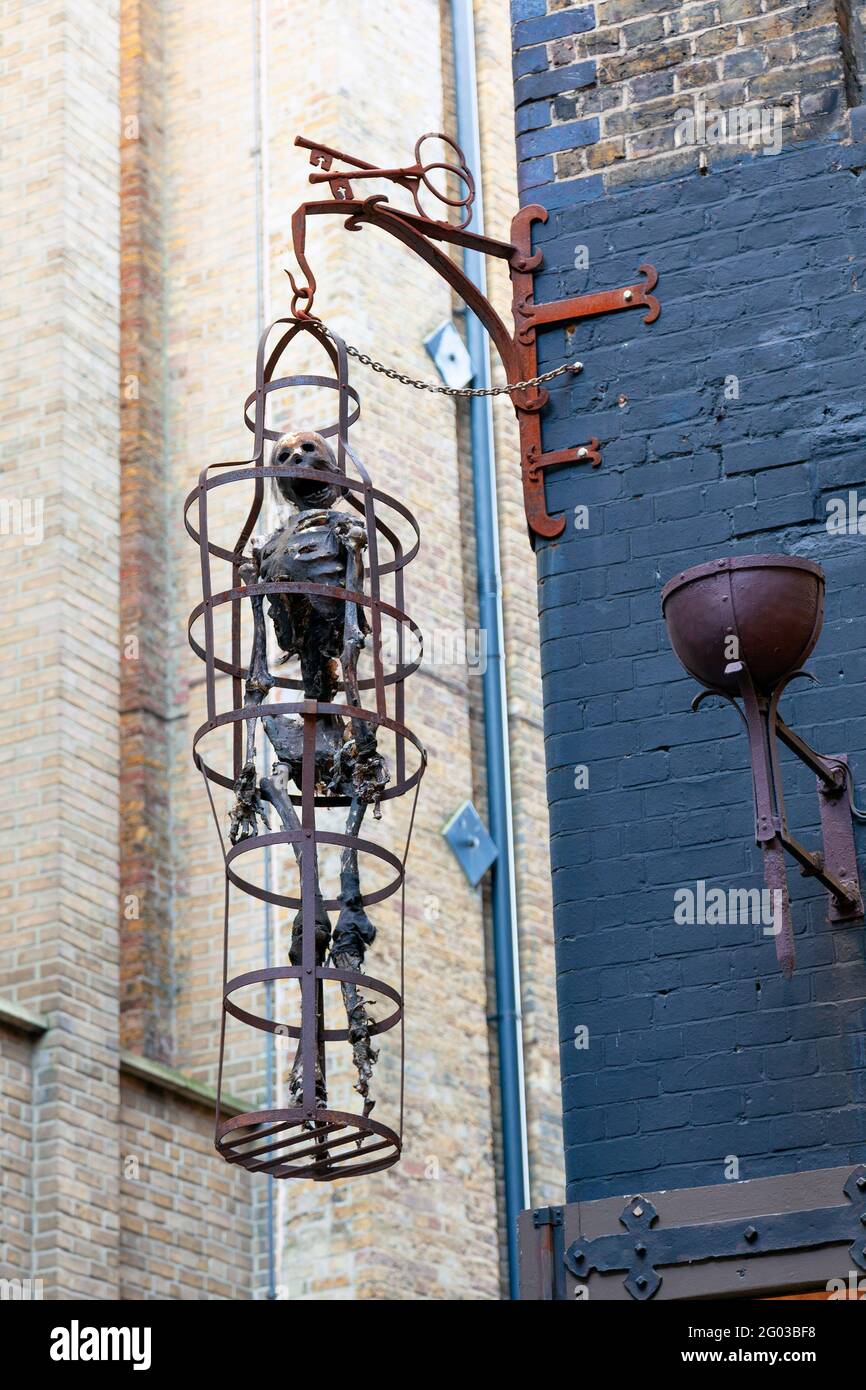 Royaume-Uni, Angleterre, Londres, Southwark, entrée au musée de la prison 'The Clink' avec modèle de cadavre torturé accroché dans un gibbet Banque D'Images