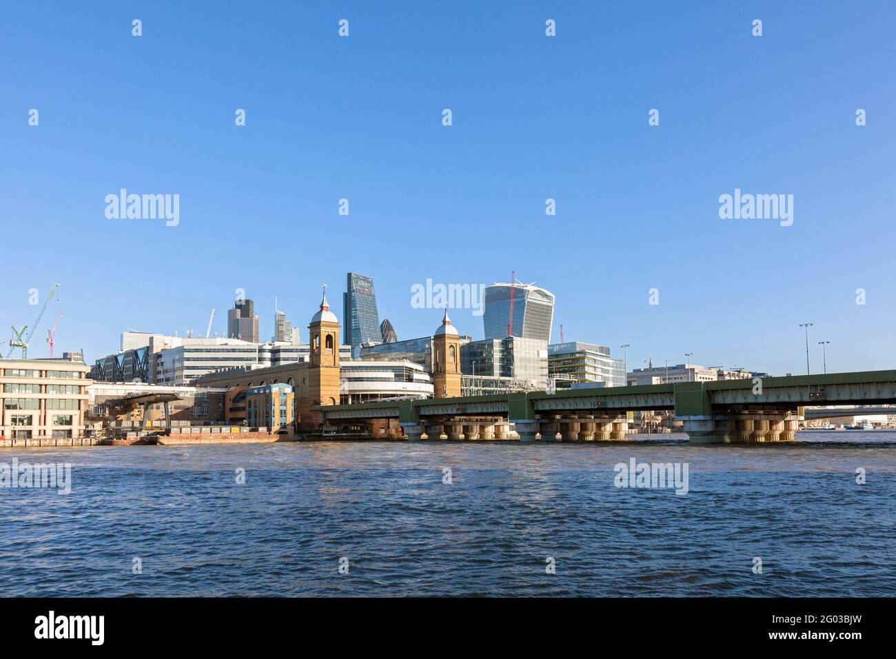 Royaume-Uni, Angleterre, Londres, Cannon Street Rail Bridge de l'autre côté de la Tamise avec vue sur le centre financier de la ville de Londres au-delà Banque D'Images