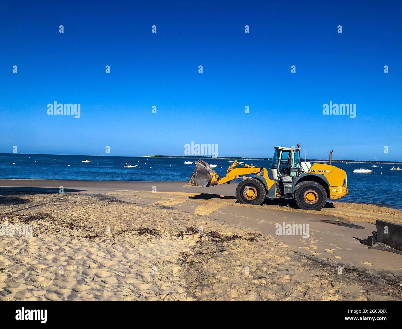 Arcachon, France, chantier, équipements, ouvriers, camions transportant du sable à Eroded Beach, dépenses publiques en France Banque D'Images
