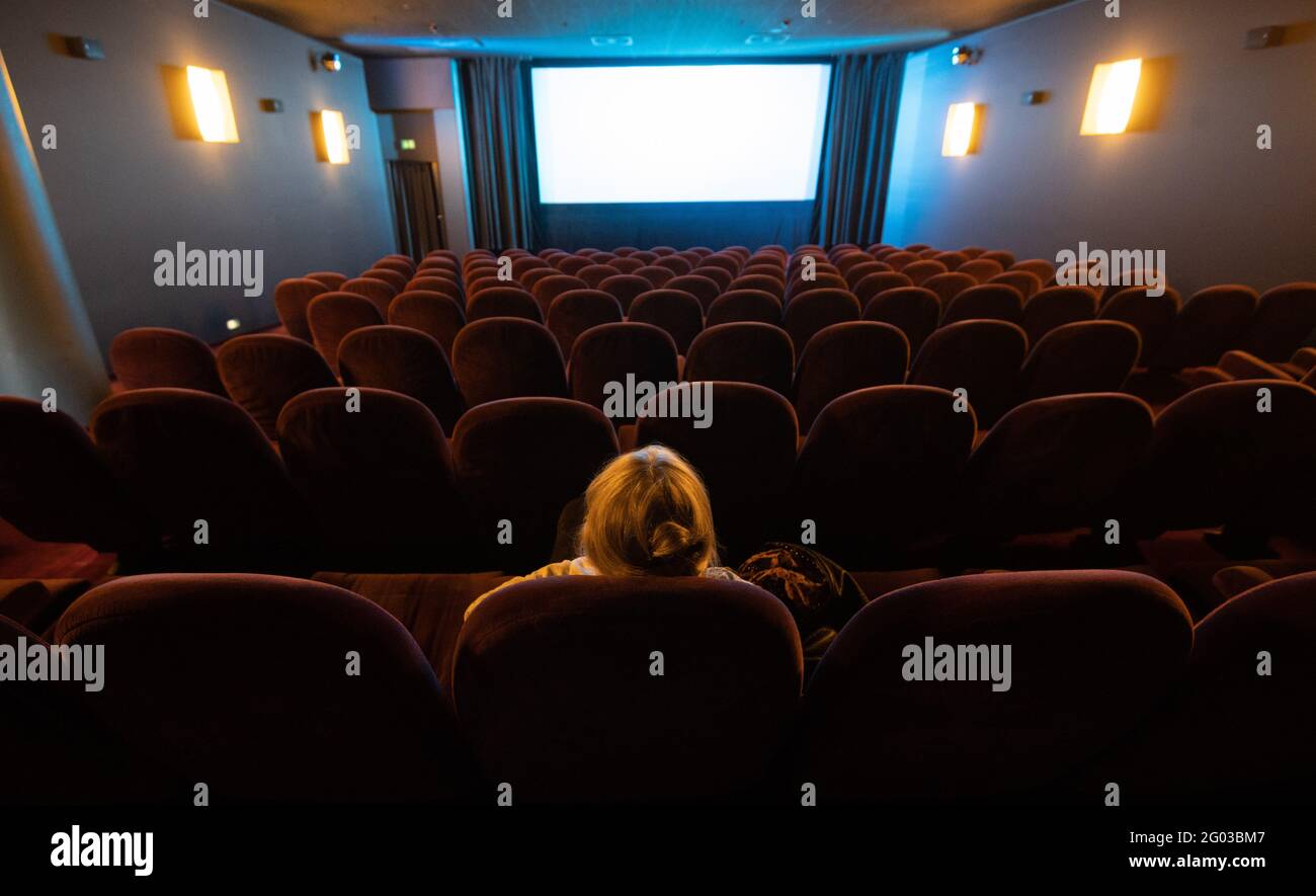 Hanovre, Allemagne. 31 mai 2021. Un visiteur est assis dans la première projection du film après une longue fermeture dans le cinéma de Raschplatz. En Basse-Saxe, l'ordonnance Corona a également été assouplie pour les institutions culturelles. Si l'incidence est assez élevée, les cinémas peuvent rouvrir. Trois visiteurs sont venus à la première projection à la Kino am Raschplatz. Credit: Julian Stratenschulte/dpa/Alay Live News Banque D'Images