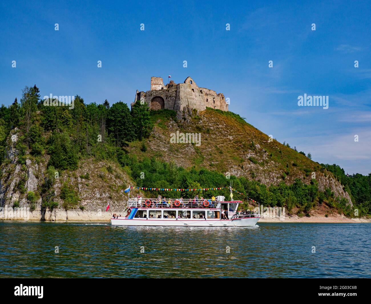 Pologne - août 2020 : vue sur le château de Czorsztyn et un bateau avec des touristes depuis le pont d'un bateau naviguant sur le lac de Czorsztyn. Podhale. Pologne. Euro Banque D'Images