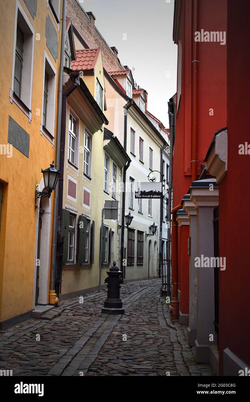 Une petite rue pittoresque de la vieille ville de Riga, Lettonie (2020) Banque D'Images