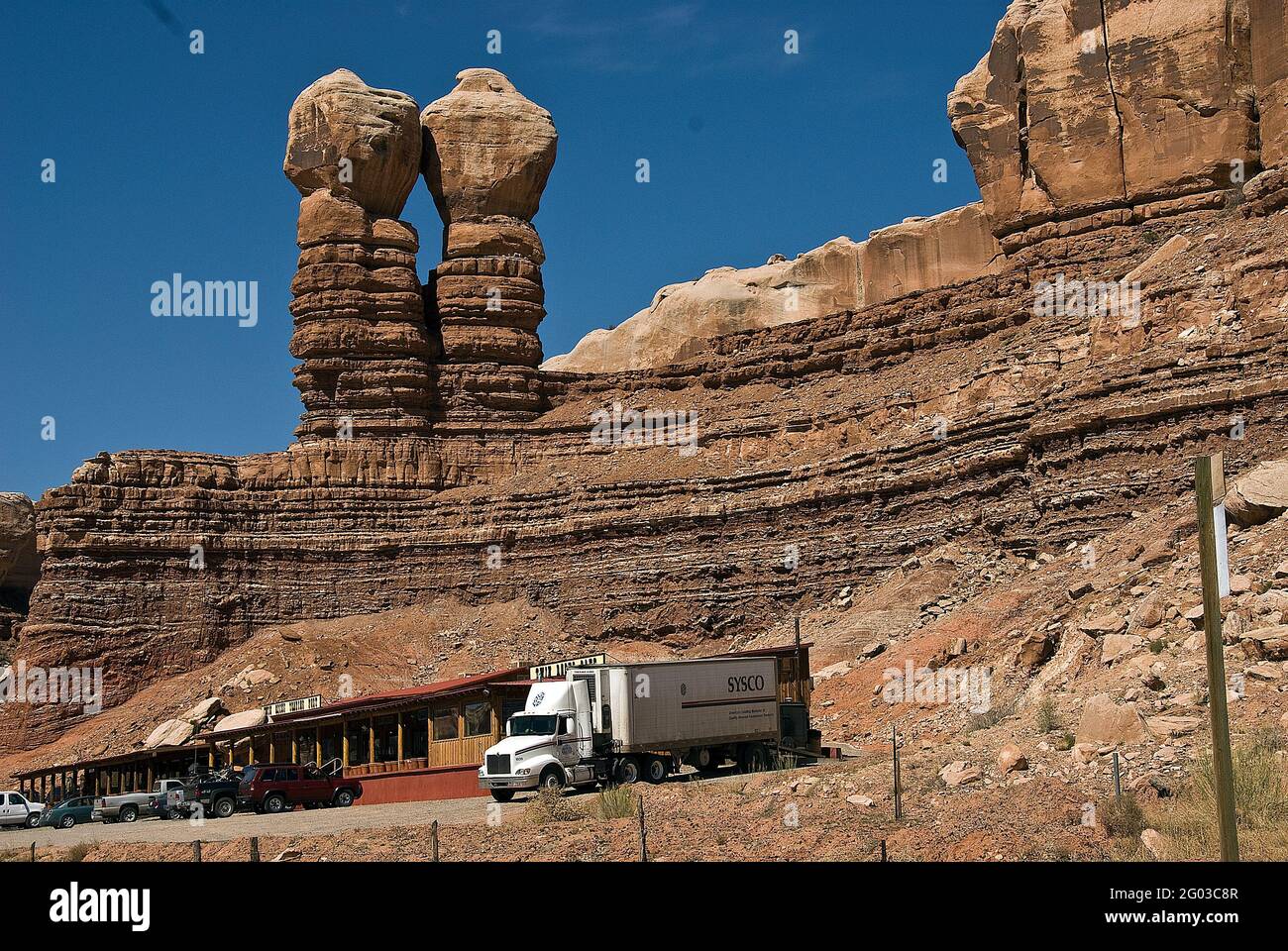 Navaho Twins, Twin Rocks Trading Post et semi-camion ci-dessous, Bluff, Utah Banque D'Images