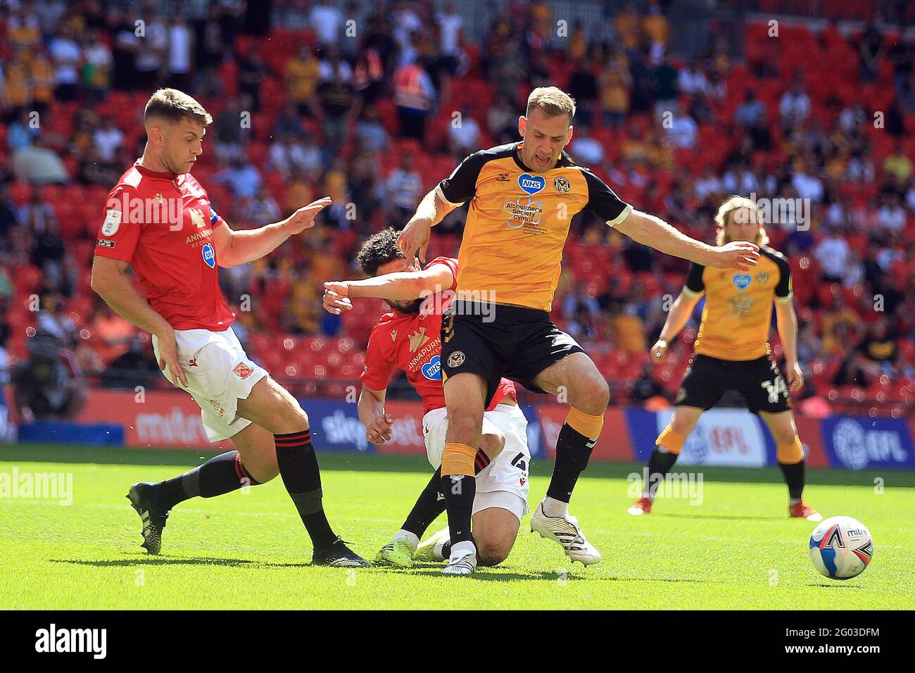 Londres, Royaume-Uni. 31 mai 2021. Mickey Demetriou du comté de Newport (c) est attaqué par Nathaniel Knight-Percival de Morecambe . EFL Skybet League 2 play off final match, Morecambe v Newport County au stade Wembley à Londres le lundi 31 mai 2021. Cette image ne peut être utilisée qu'à des fins éditoriales. Utilisation éditoriale uniquement, licence requise pour une utilisation commerciale. Aucune utilisation dans les Paris, les jeux ou les publications d'un seul club/ligue/joueur. photo par Steffan Bowen/Andrew Orchard sports photographie/Alay Live news crédit: Andrew Orchard sports photographie/Alay Live News Banque D'Images