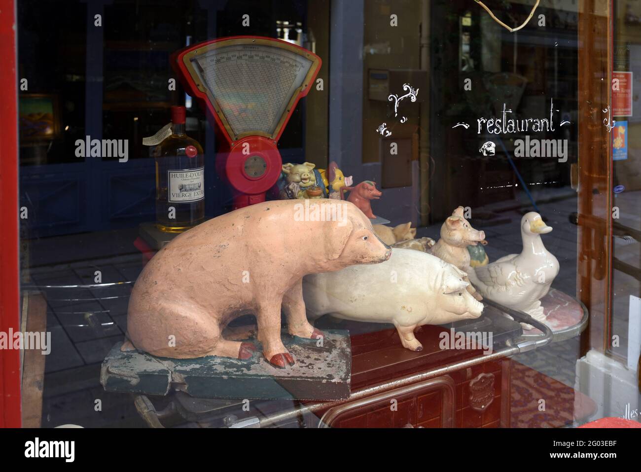 Vitrine des Pigs et canards en modèle dans le restaurant fenêtre dans la vieille ville de Saint-Rémy-de-Provence Provence Provence France Banque D'Images