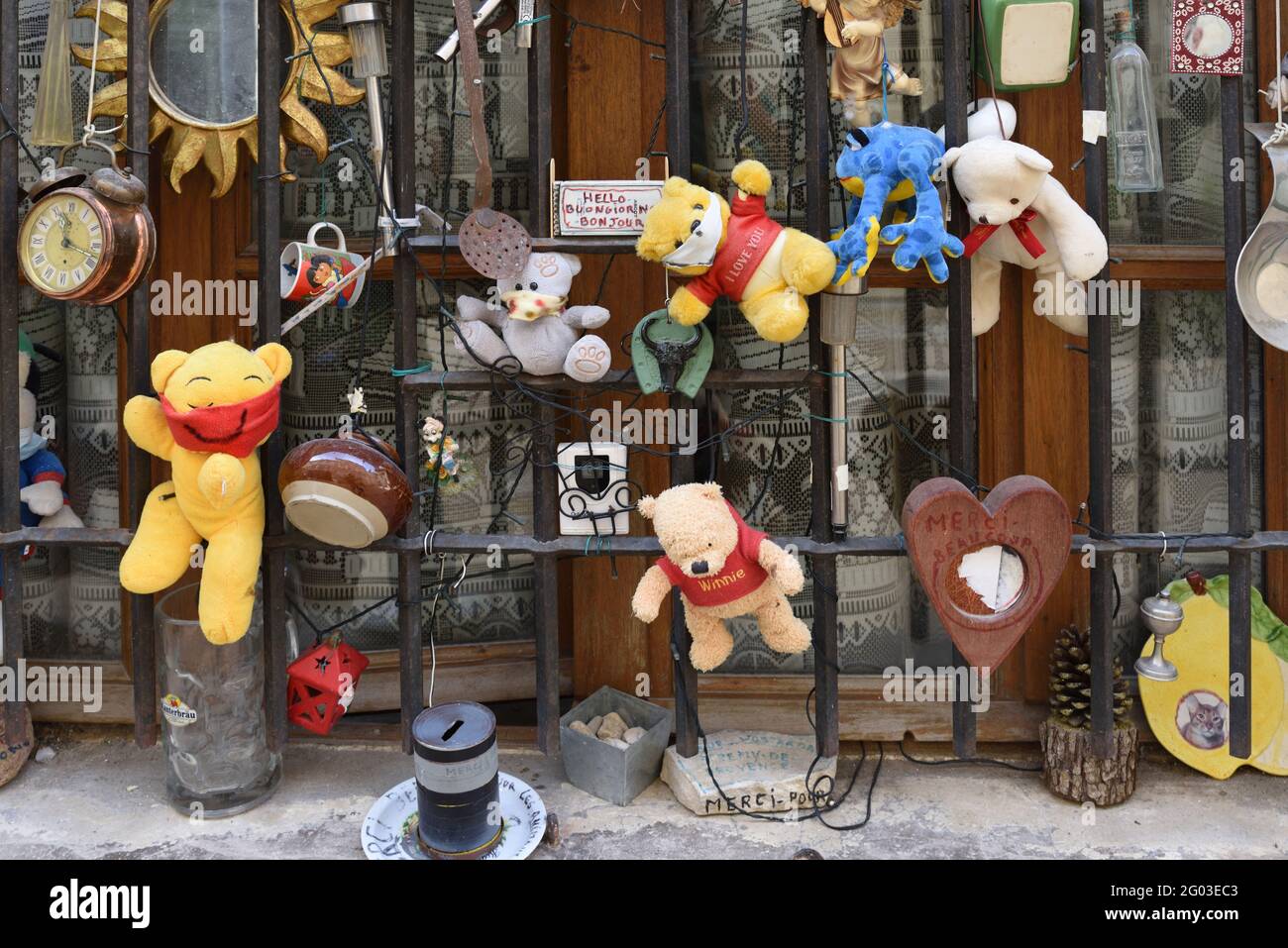 Fenêtre de maison de ville curieuse ou insolite décorée avec des knick-knacks et des jouets câlins dans la vieille ville de Saint Remy de Provence Provence Provence Provence France Banque D'Images