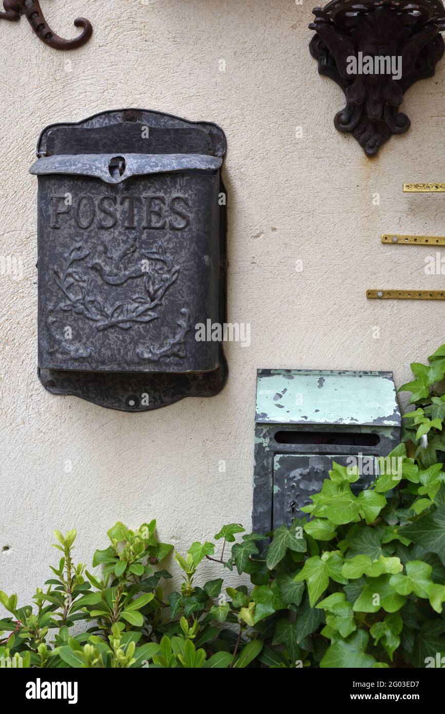 Boîtes postales, boîtes murales, boîtes murales ou boîtes aux lettres d'époque fixées au mur Banque D'Images