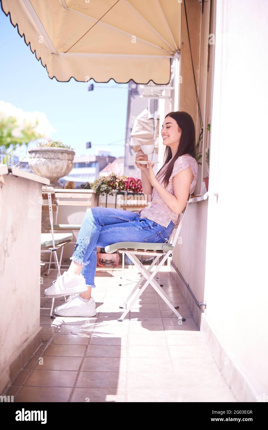 Dégustez un café lors d'une belle journée d'été Banque D'Images