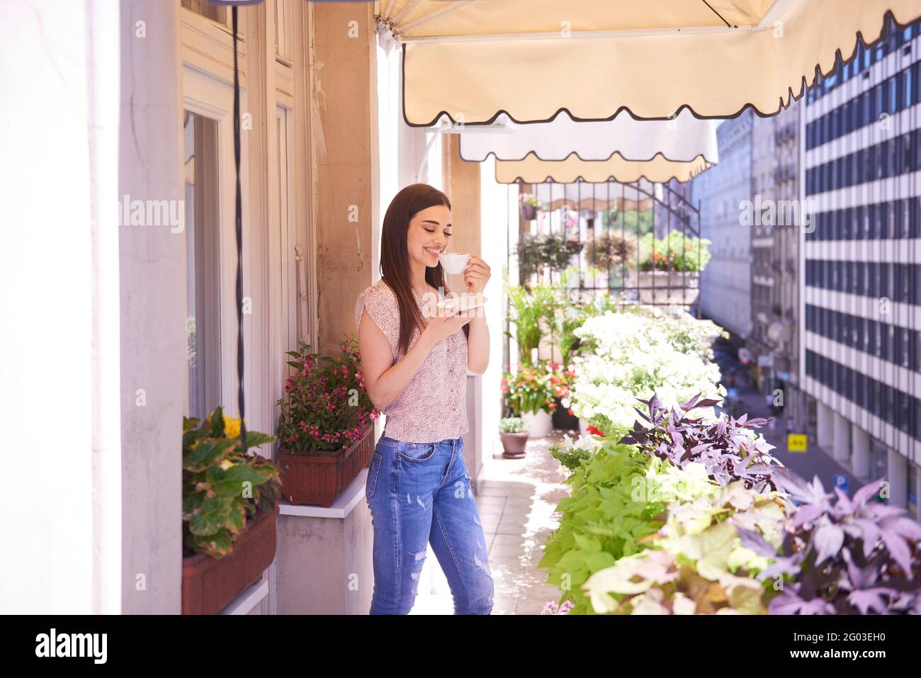 Boire du café un beau matin Banque D'Images