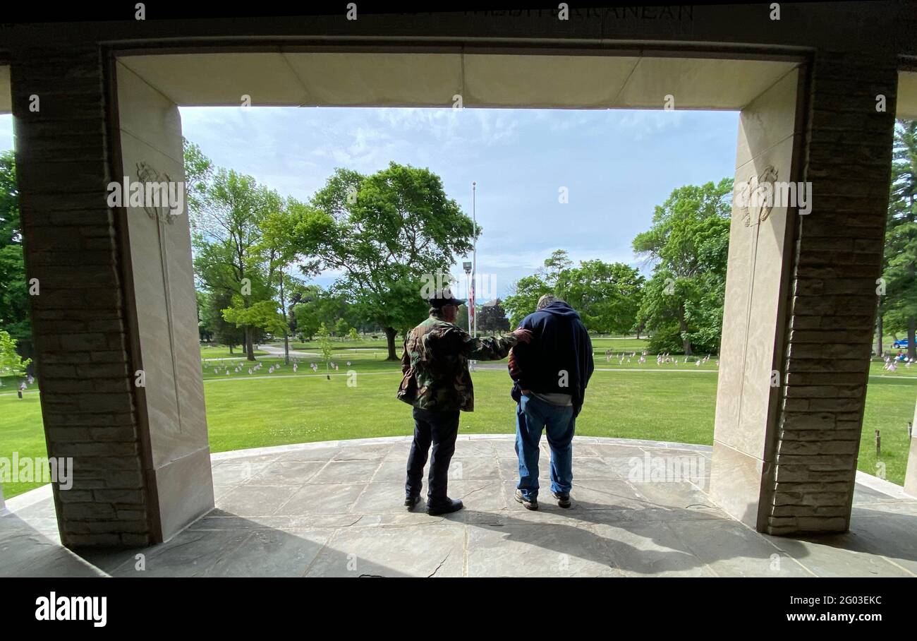 Racine, Wisconsin, États-Unis. 31 mai 2021. Bien que le défilé traditionnel du jour du souvenir ou la procession au cimetière de Graceland et la cérémonie de cimetière à racine, le Wisconsin ont été annulés pour la deuxième année consécutive en raison de la pandémie, RICHARD REYNOLDS, est parti, Et GORDON WEIDNER est venu au cimetière Memorial Day Morning le 31 mai 2021 pour se tenir dans le pavillon où se tient la cérémonie traditionnelle, pour rendre hommage à leurs amis et autres morts de guerre. Ils sont tous les deux vétérans de la guerre du Vietnam. (Image de crédit : © Mark HertzbergZUMA Wire) Banque D'Images