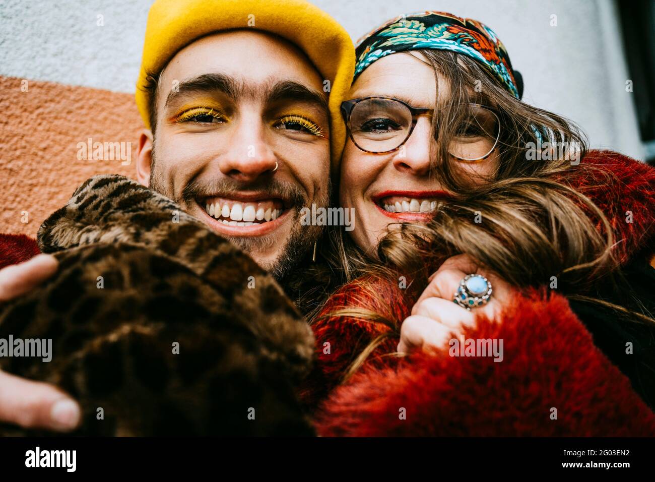 Portrait d'amis heureux de sexe masculin et féminin qui s'embrasent les uns les autres Banque D'Images