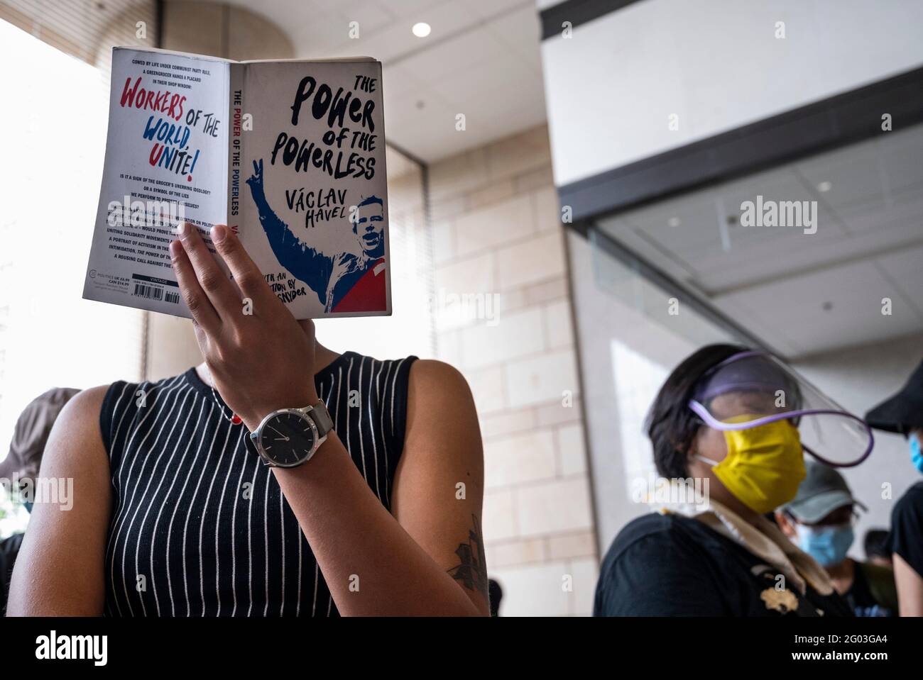 Hong Kong, Chine. 31 mai 2021. Un partisan lit un livre de Vaclav Havel intitulé « The Power of the powerless », dans lequel il fait la queue devant le palais de justice de West Kowloon à Hong Kong.47 des militants pro-démocratie ont été inculpés en vertu de la loi sur la sécurité nationale pour avoir subverté le pouvoir de l'État pour avoir participé à une primaire non officielle en 2020 candidats pro-démocratie pour les élections législatives reportées depuis. Crédit : SOPA Images Limited/Alamy Live News Banque D'Images