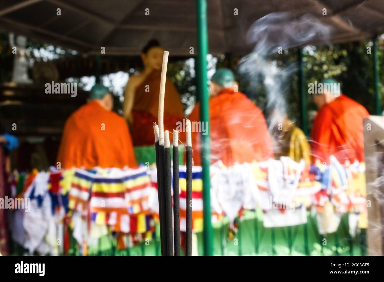 Agarbatti se traduit par des bâtons d'encens contre des idoles hors foyer de Bouddha et de disciples sous l'arbre et complexe sacré de Bodhi à Sarnath, où le Seigneur Bud Banque D'Images Agarbatti se traduit par des bâtons d'encens contre des idoles hors foyer de Bouddha et de disciples sous l'arbre et complexe sacré de Bodhi à Sarnath, où le Seigneur Bud Banque D'Images