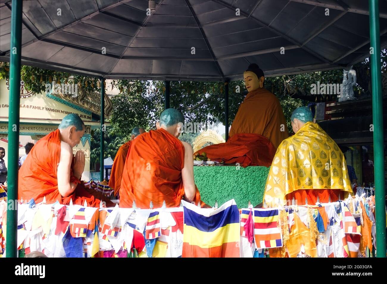 Varanasi, Inde - 01 novembre 2016 : sculpture du Bouddha Gautam en mode prédication avec ses disciples à Mulagandhakuti Vihara Sarnath Banque D'Images Varanasi, Inde - 01 novembre 2016 : sculpture du Bouddha Gautam en mode prédication avec ses disciples à Mulagandhakuti Vihara Sarnath Banque D'Images