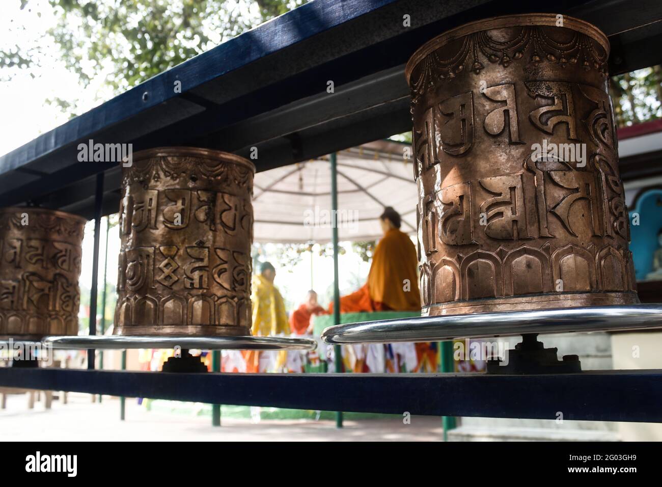 Roues de prière également connu sous le nom de roue de Dhamma chakka pavattana sutta de la loi contre bouddha en mode prédication avec ses disciples À Sarnath à la BU sacrée Banque D'Images Roues de prière également connu sous le nom de roue de Dhamma chakka pavattana sutta de la loi contre bouddha en mode prédication avec ses disciples À Sarnath à la BU sacrée Banque D'Images