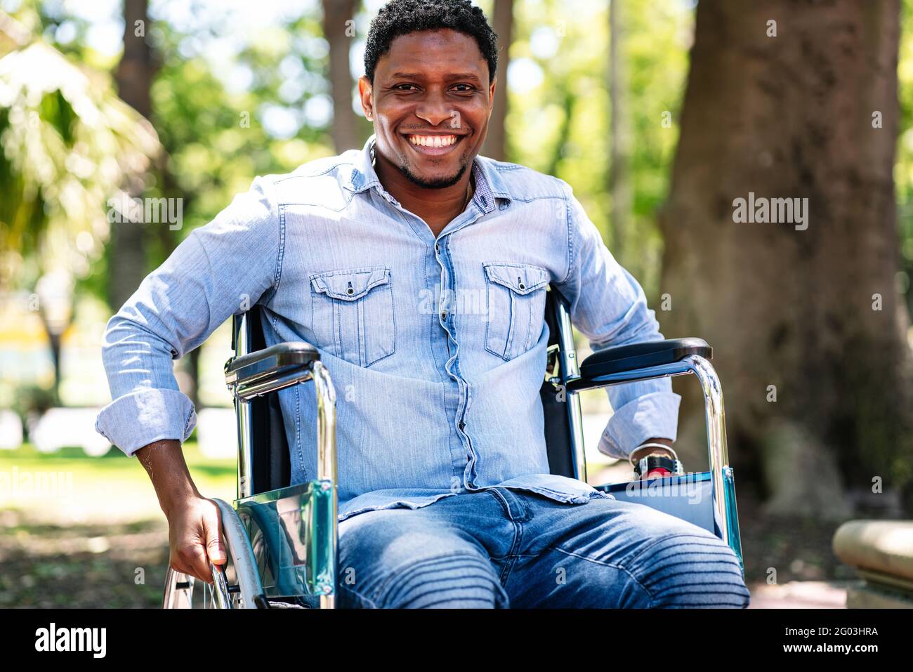Homme en fauteuil roulant au parc. Banque D'Images