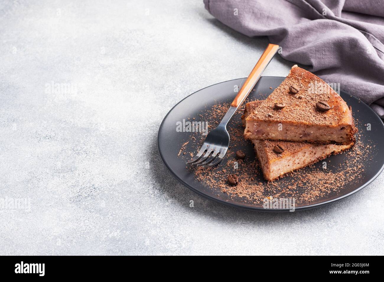 Une tranche de caillé au chocolat sur une assiette, une portion de gâteau avec du chocolat et du café. Banque D'Images Une tranche de caillé au chocolat sur une assiette, une portion de gâteau avec du chocolat et du café. Banque D'Images