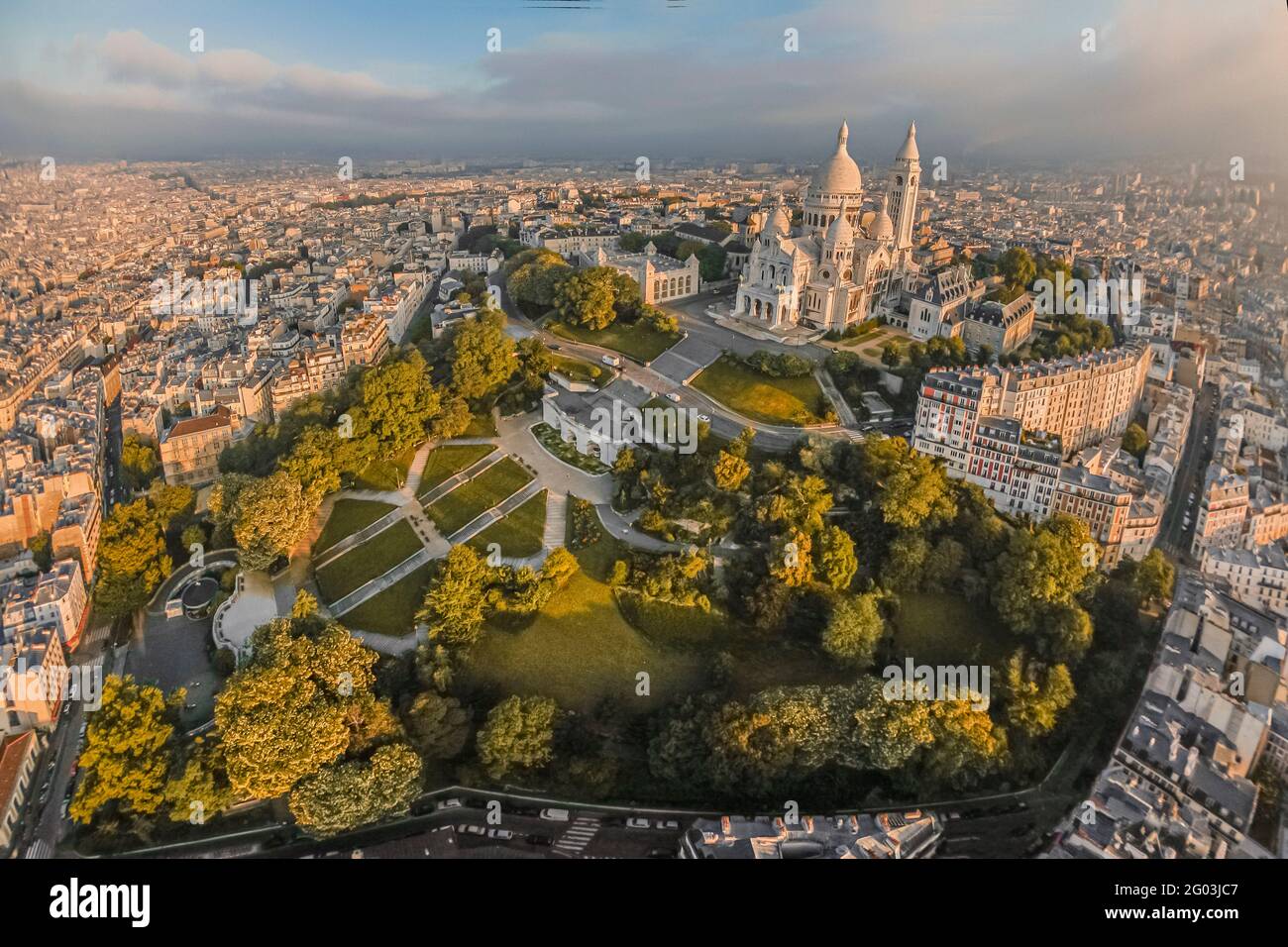 FRANCE - PARIS (75) - LA BUTTE MONTMARTRE, LA BASILIQUE SACRA© COEUR ET LA PLACE LOUISE MICHEL VUE DE L'EST. SITUÉ EN HAUT DU MONTM Banque D'Images