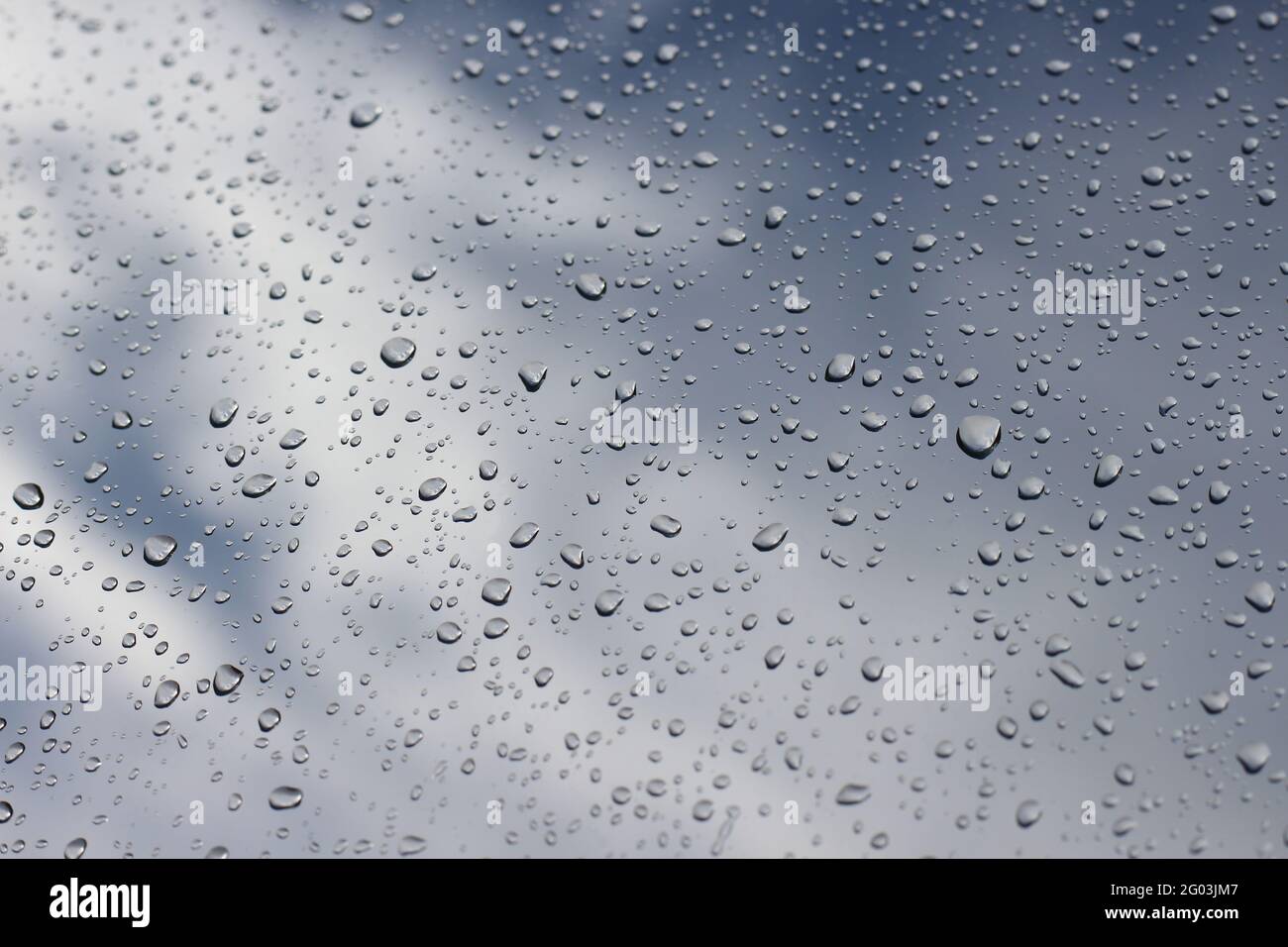 Gouttes de pluie sur une fenêtre le jour de la fonte Banque D'Images
