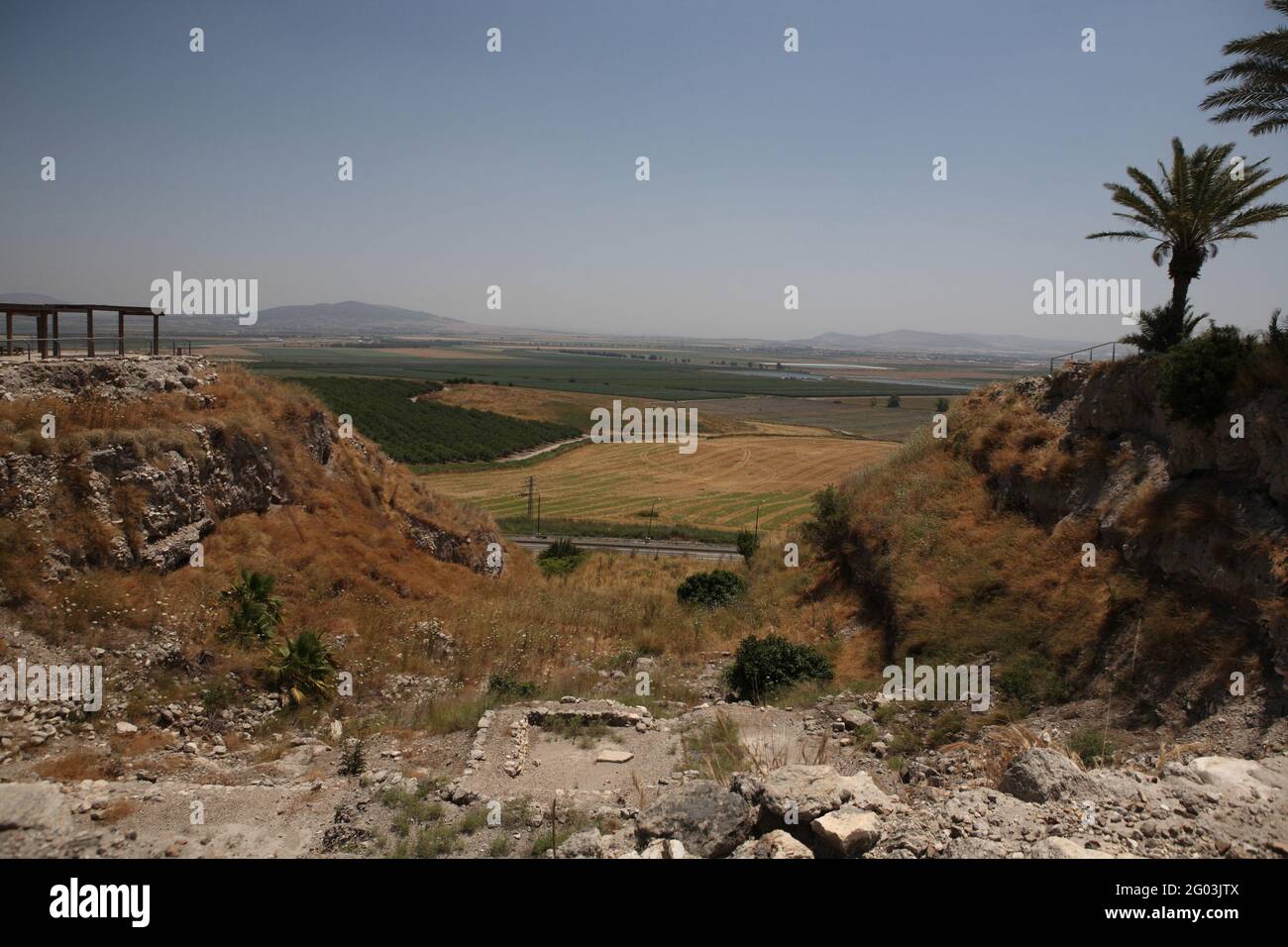 Tel Megiddo ou Armageddon, vue de Jezre'el ou Vallée d'Armageddon vu par une section archéologique, 30 villes l'une au-dessus de l'autre ont été trouvées là. Banque D'Images
