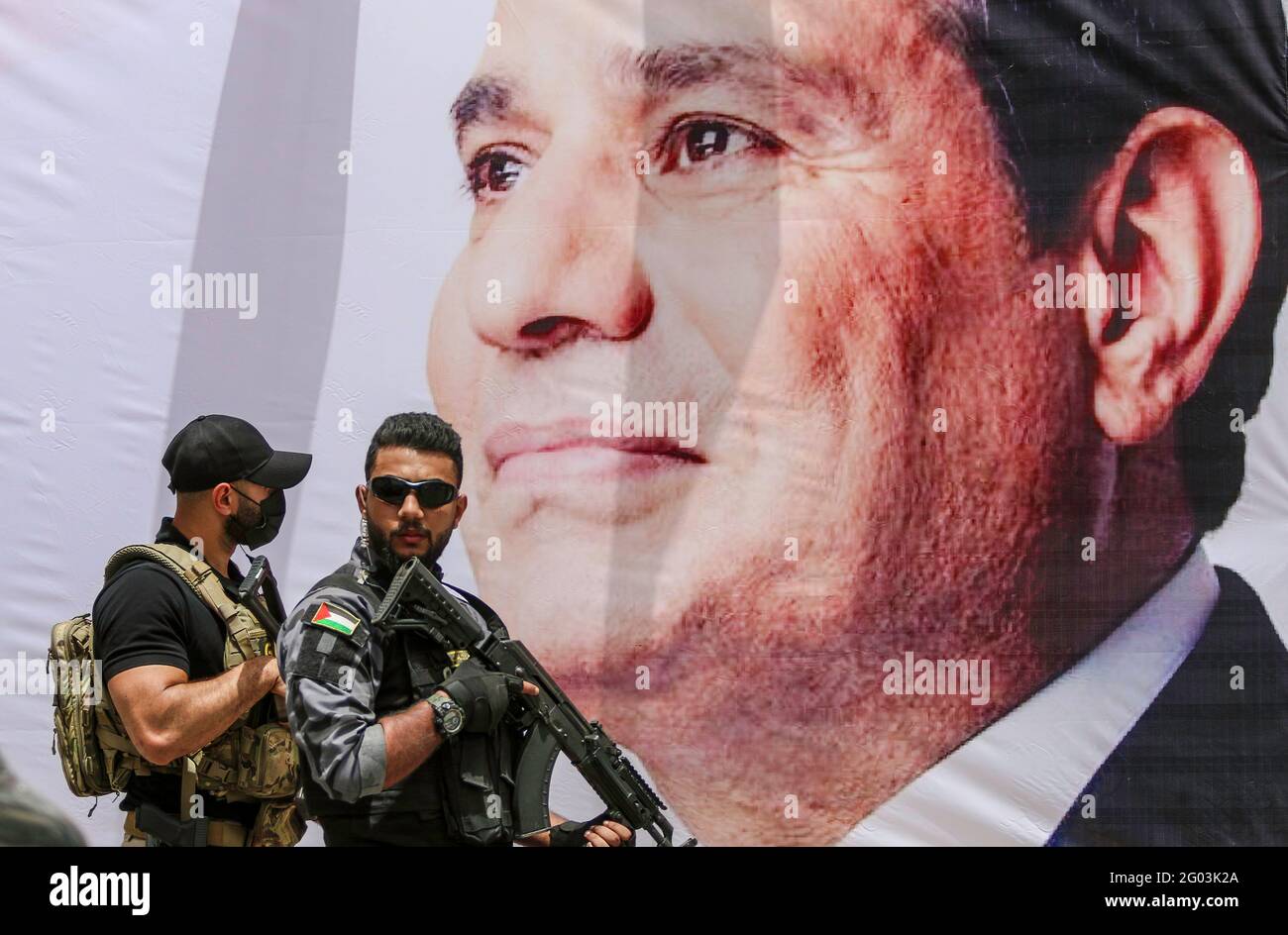 Un membre de la sécurité égyptienne est assuré par une bannière montrant le président Abdel Fattah al-Sisi lors d'une réunion entre le chef des services de renseignement égyptiens et les responsables du Hamas à Gaza. Le général Abbas Kamel se réunit à Gaza le 31 mai 2021. m. kamel effectue une visite officielle en Israël et dans les territoires palestiniens pour donner suite à l’accord de cessez-le-feu négocié par l’Égypte entre les groupes armés palestiniens et Israël. (Photo d'Ahmed Zakot / SOPA Images / Sipa USA) Banque D'Images